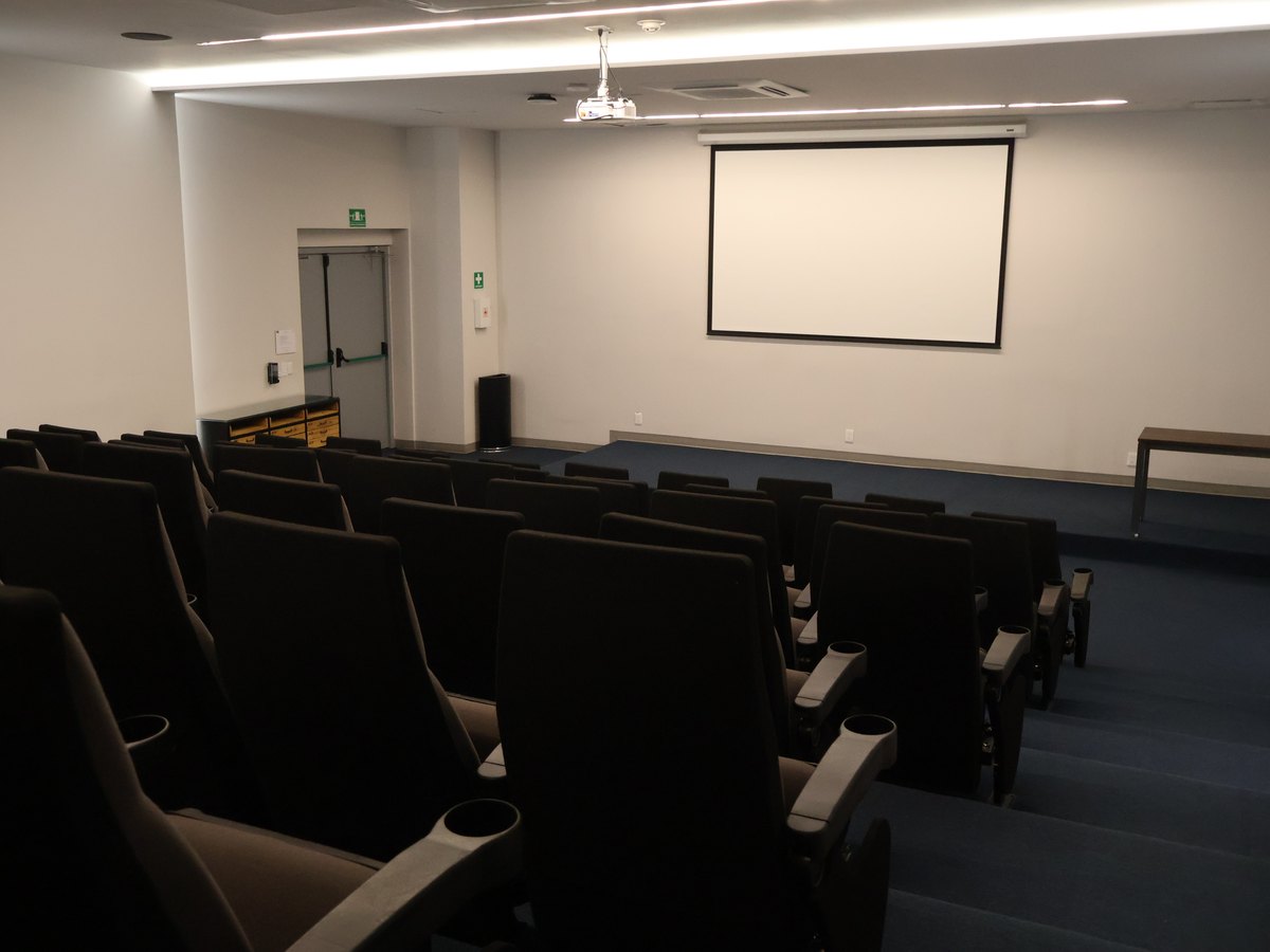 Auditorio equipado para eventos y presentaciones