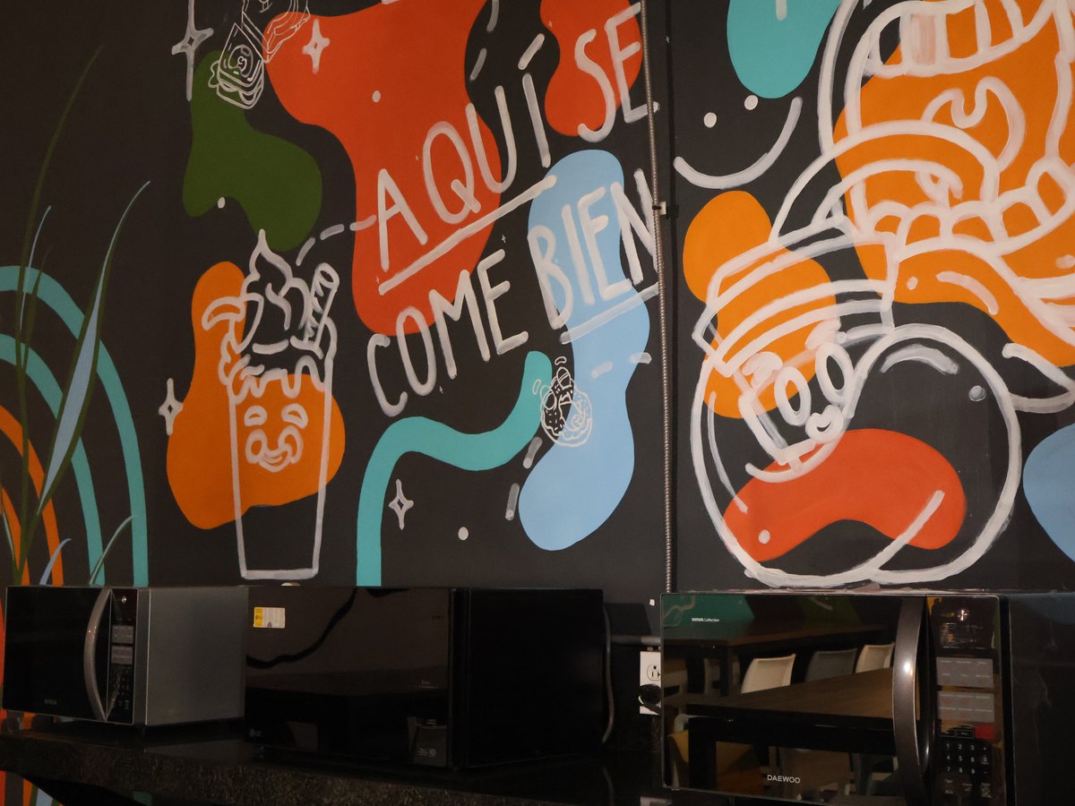 Comedor creativo con mural decorativo