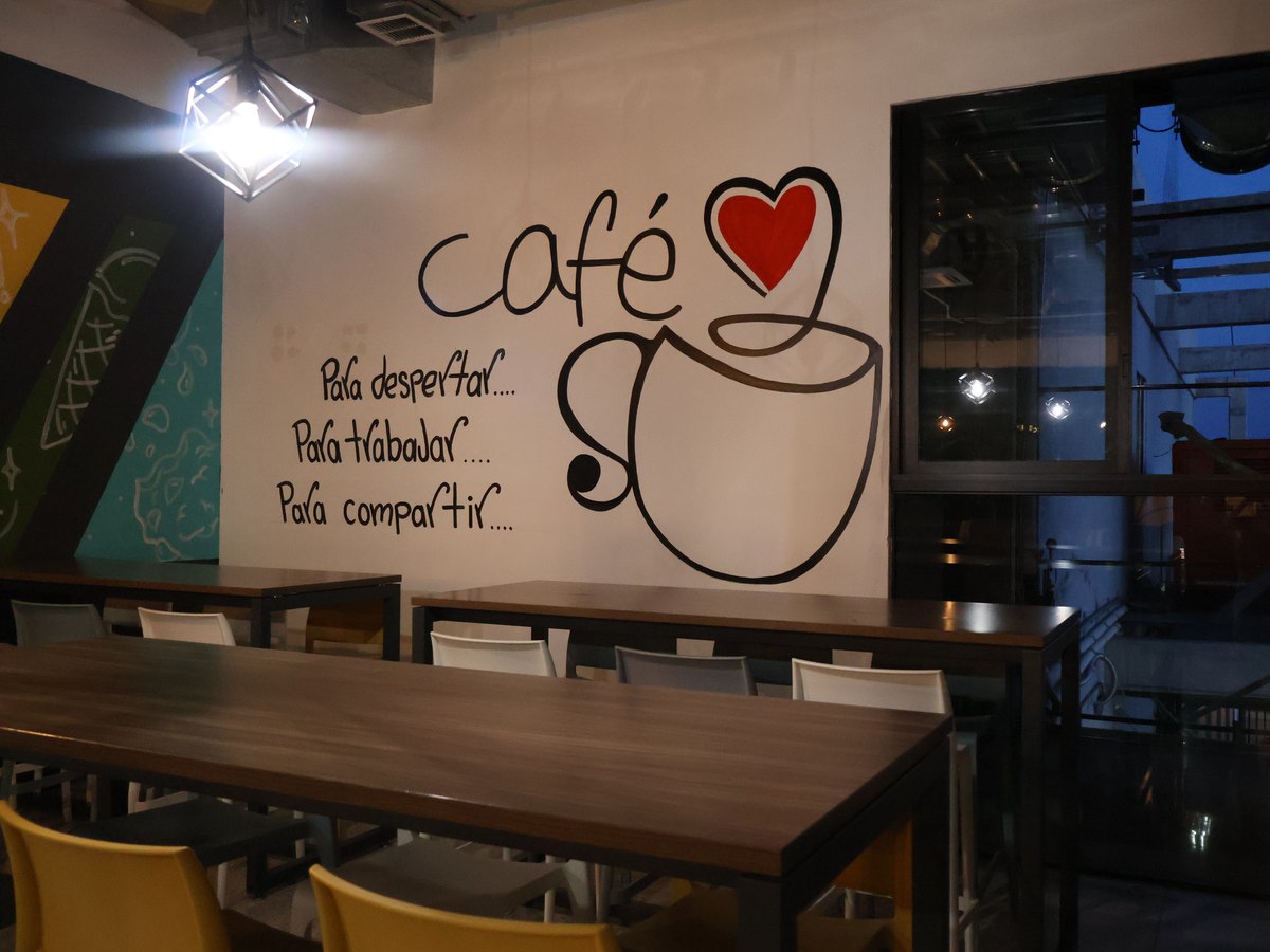 Cafetería y área común de QroWorkinc
