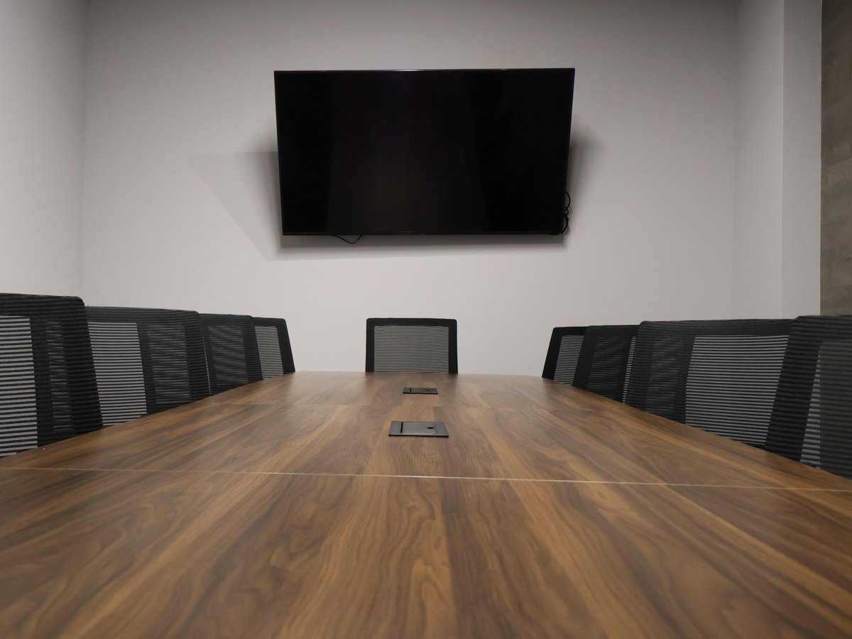 Sala de juntas ejecutiva con pantalla