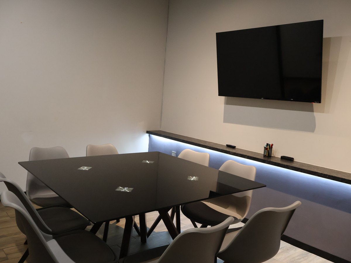 Sala de reuniones equipada